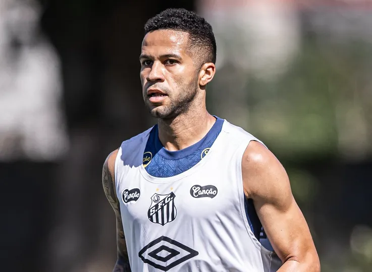 Serginho de colete no CT