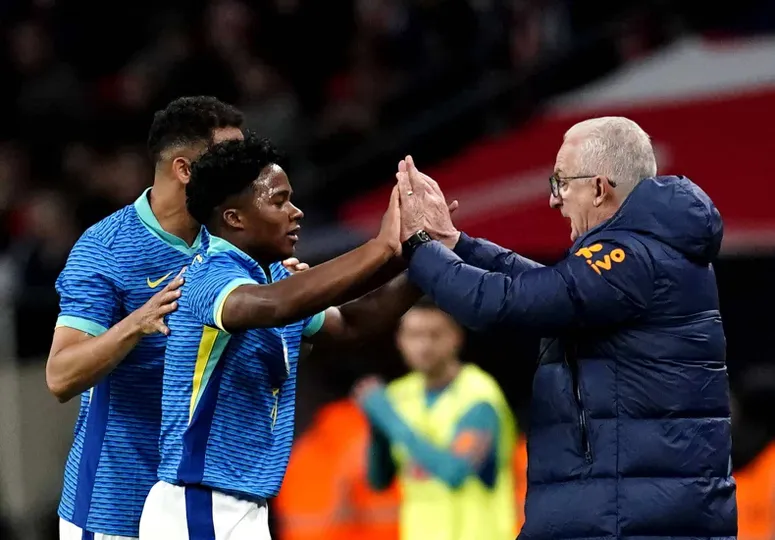 Endrick comemora gol pela sele&ccedil;&atilde;o brasileira com Dorival J&uacute;nior (Foto: IMAGO / PA Images)
