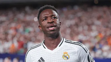 Vinicius Jr. balan&ccedil;a com oferta bilion&aacute;ria e sal&aacute;rio tit&acirc;nico da Ar&aacute;bia Saudita, diz site