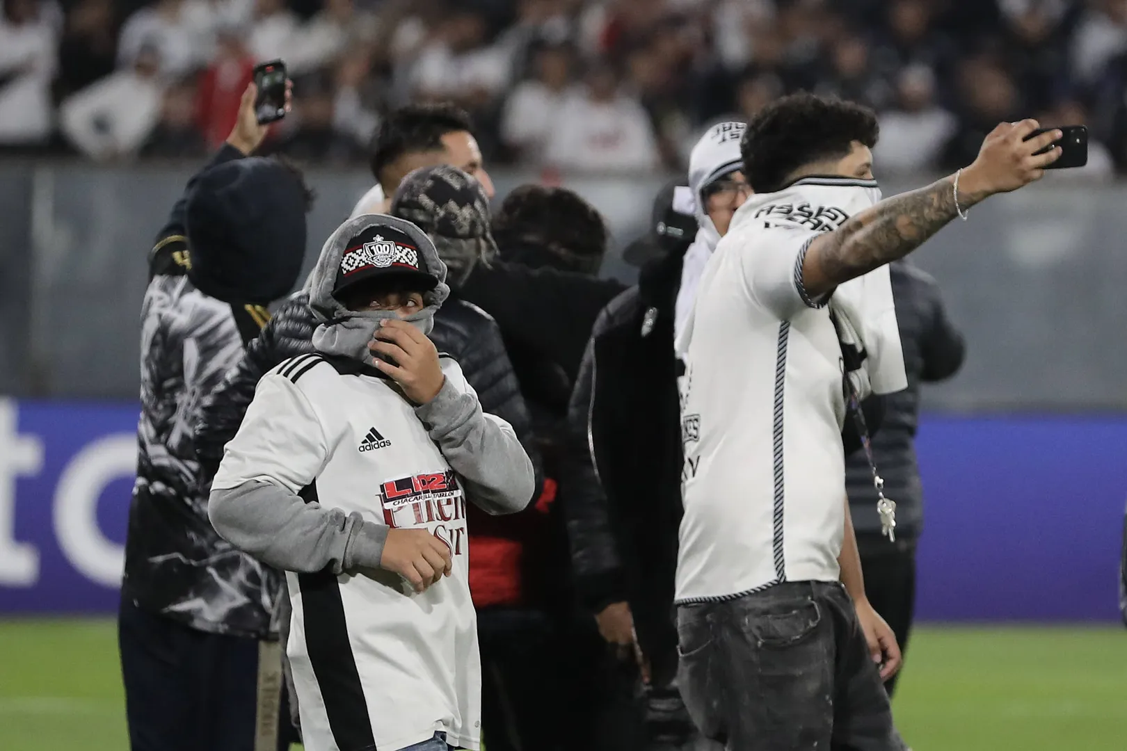 Conmebol cancelou duelo entre Colo-Colo e Fortaleza ap&oacute;s invas&atilde;o no gramado de torcedores em protesto a morte de duas pessoas antes do in&iacute;cio do jogo