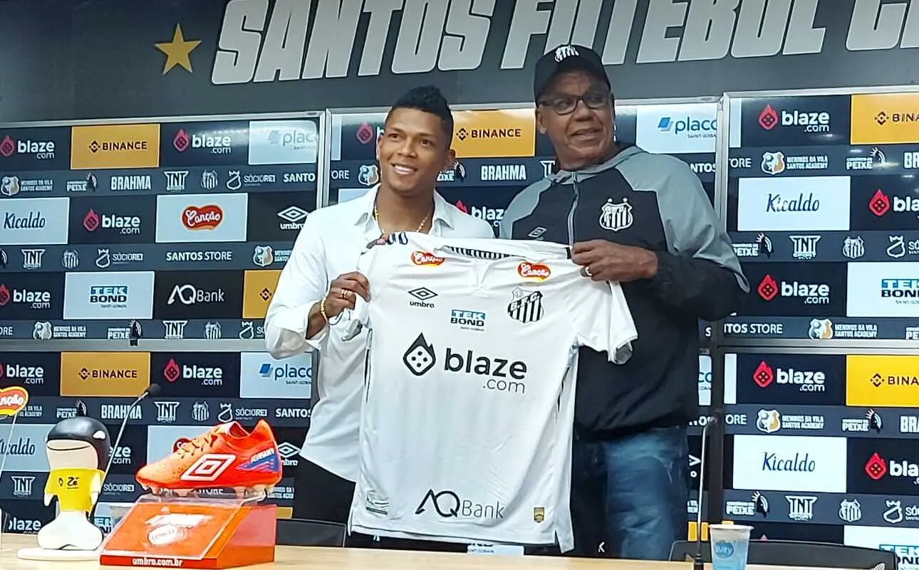 Apresentado por Chulapa no Santos, Billy Arce quer dist&acirc;ncia de problemas extracampo