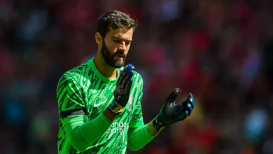 Liverpool define futuro substituto de Alisson, mas busca n&atilde;o repetir os erros do Chelsea