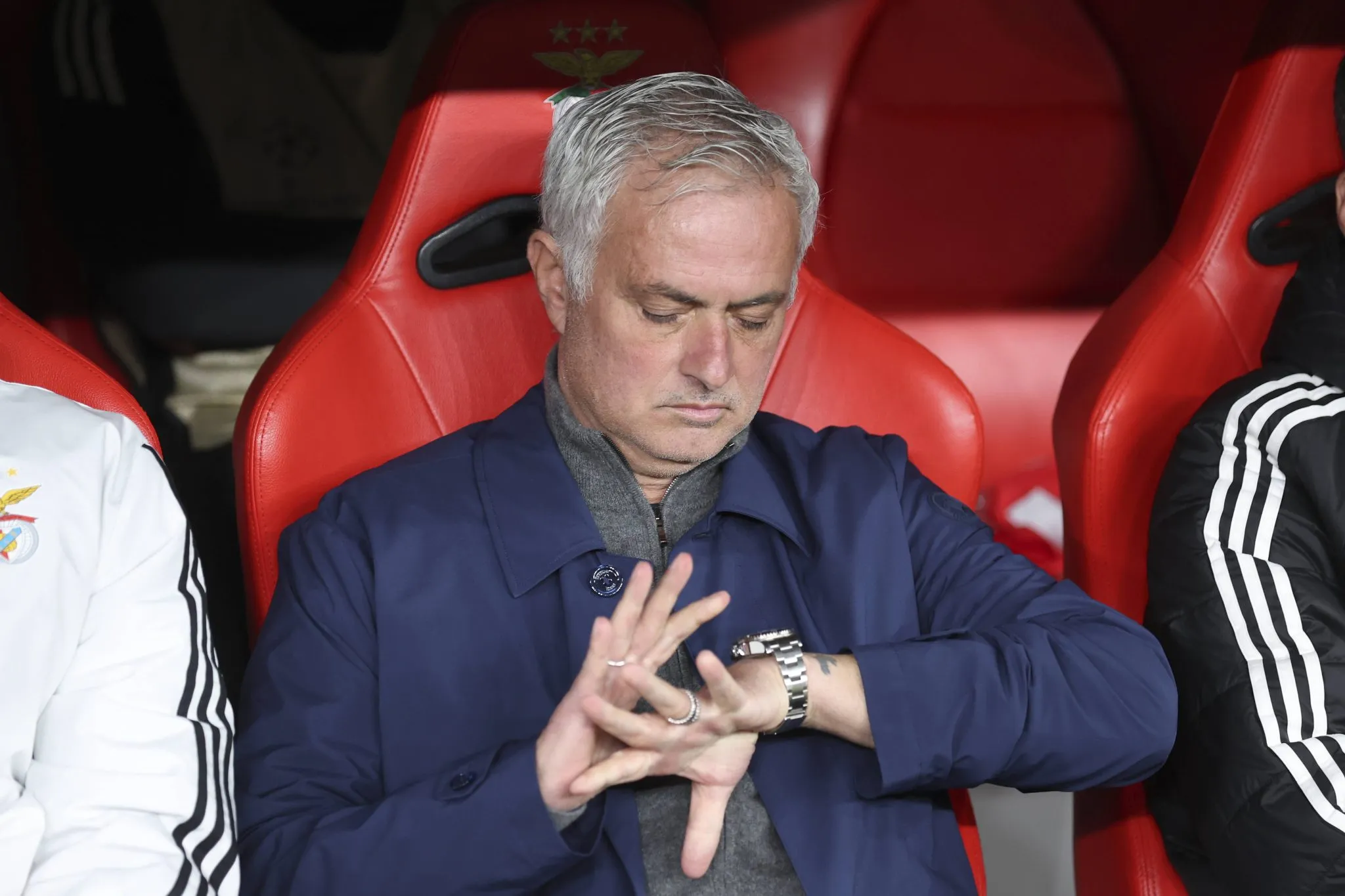 Mourinho consulta rel&oacute;gio no banco de reservas do Benfica 