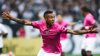 Independiente del Valle p&otilde;e a bola no ch&atilde;o e o Corinthians no bolso em Itaquera
