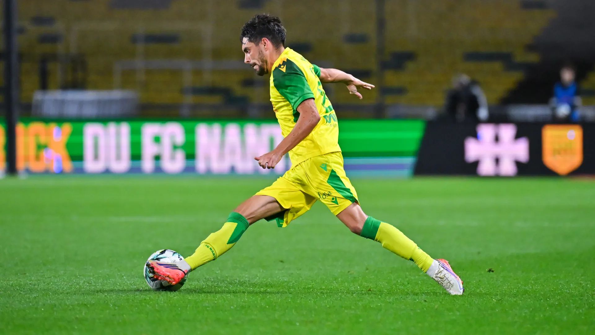 Mathieu Cafaro, do Nantes; Stade de la Beaujoire foi um dos melhores gramados de 2025/26