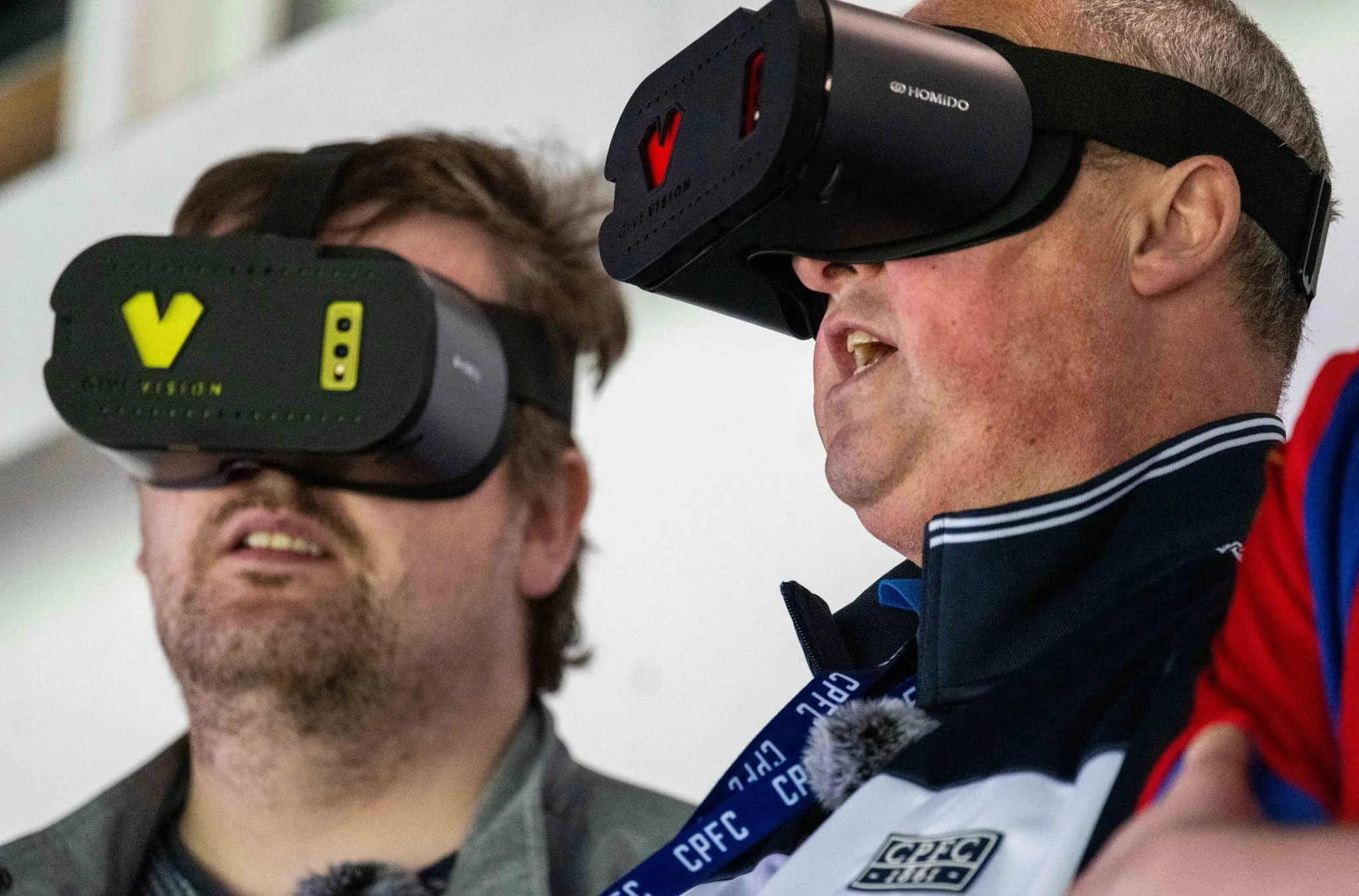 Torcedor com defici&ecirc;ncia visual se torna o primeiro a comentar um jogo da Premier League