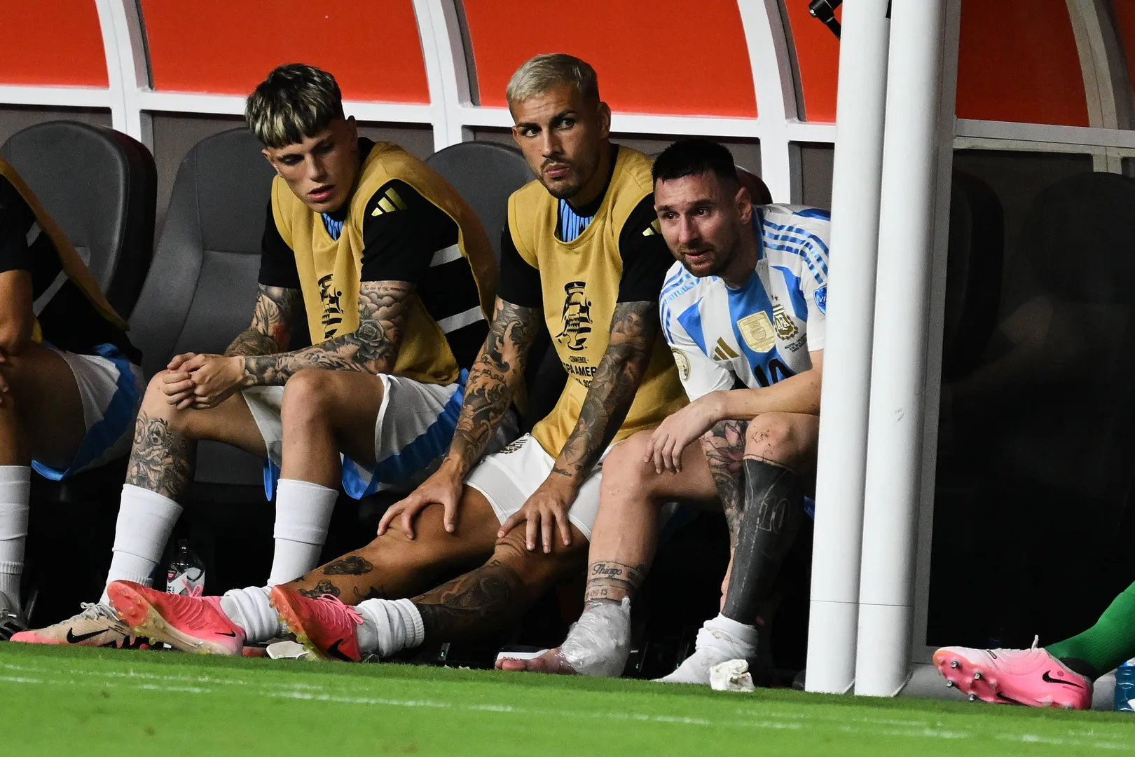 Messi chora no banco ap&oacute;s les&atilde;o. Foto: Imago