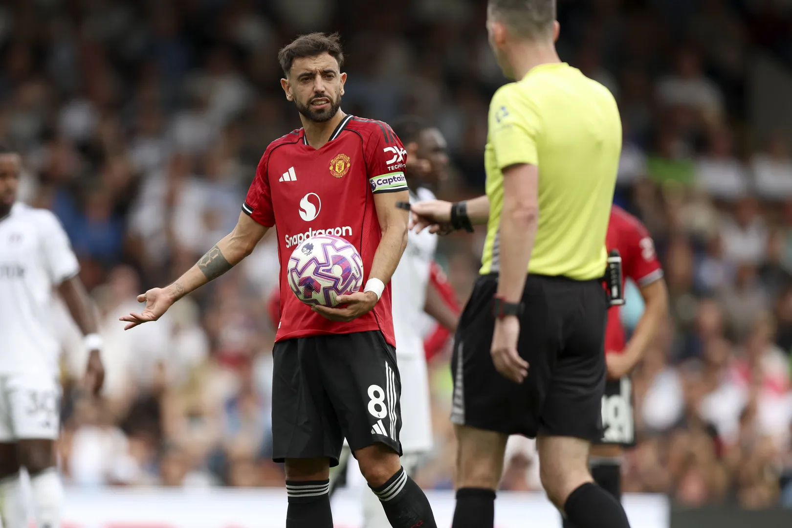 Bruno Fernandes confronta &aacute;rbitro antes de cobrar p&ecirc;nalti