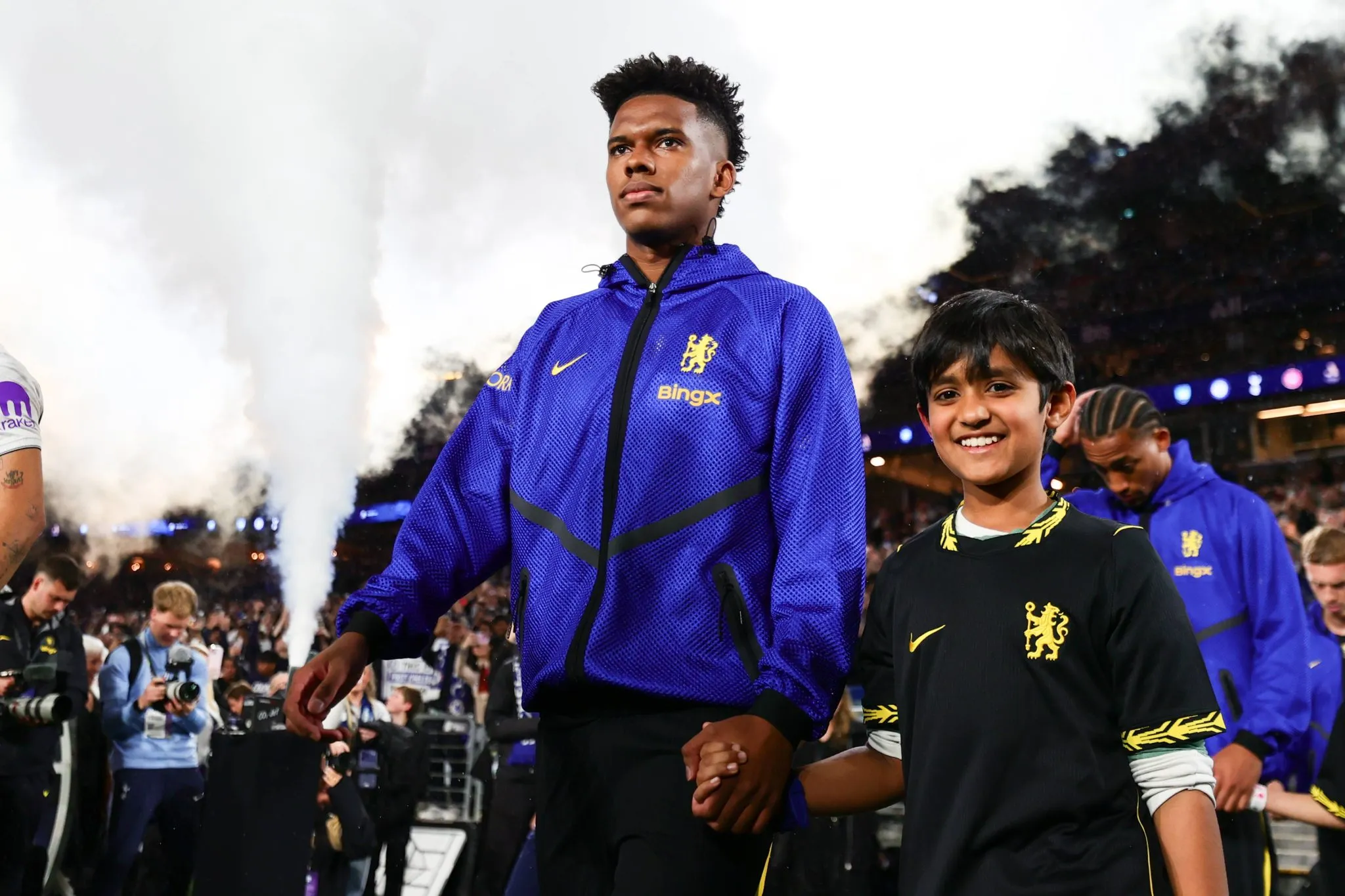 Est&ecirc;v&atilde;o durante entrada em campo do Chelsea