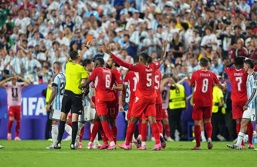 Embolo, da sele&ccedil;&atilde;o su&iacute;&ccedil;a, recebe cart&atilde;o vermelho (Foto: DeFodi Images/IconSport) -