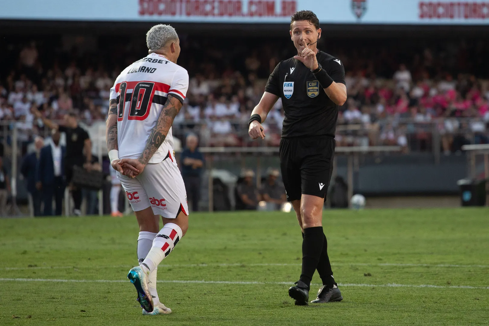 Luciano reclama com a arbitragem em jogo do S&atilde;o Paulo (Foto: Imago)