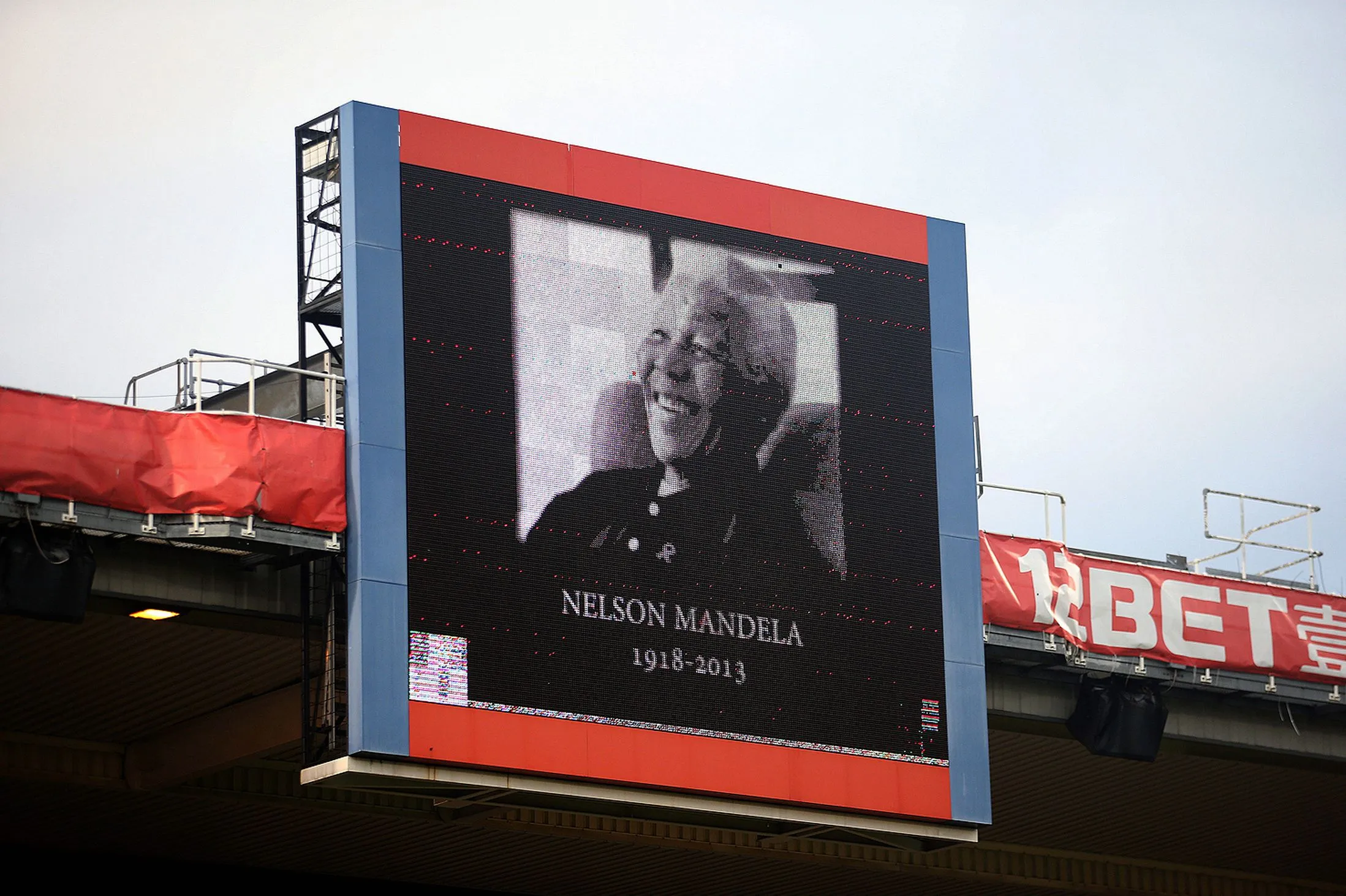 O tel&atilde;o de Crystal Palace e Cardiff City colocou uma foto de Mandela