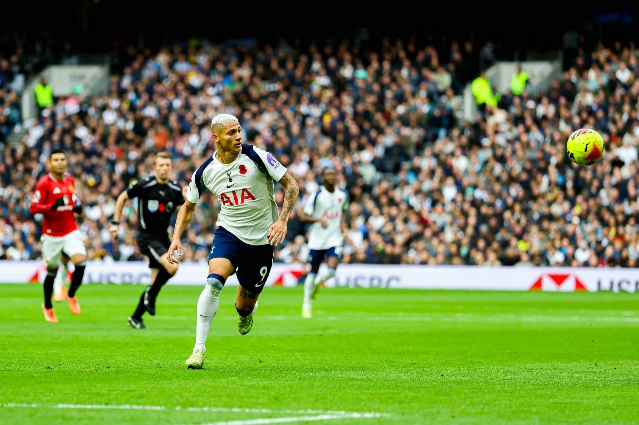Drama, reviravoltas e brasileiro her&oacute;i: O &lsquo;estranho&rsquo; jogo entre Tottenham e United