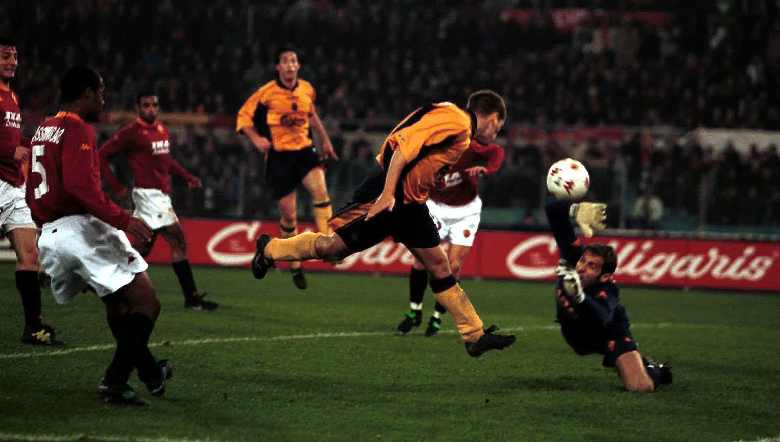 Os grandes embates da Roma de Batistuta contra o Liverpool de Owen nas copas europeias