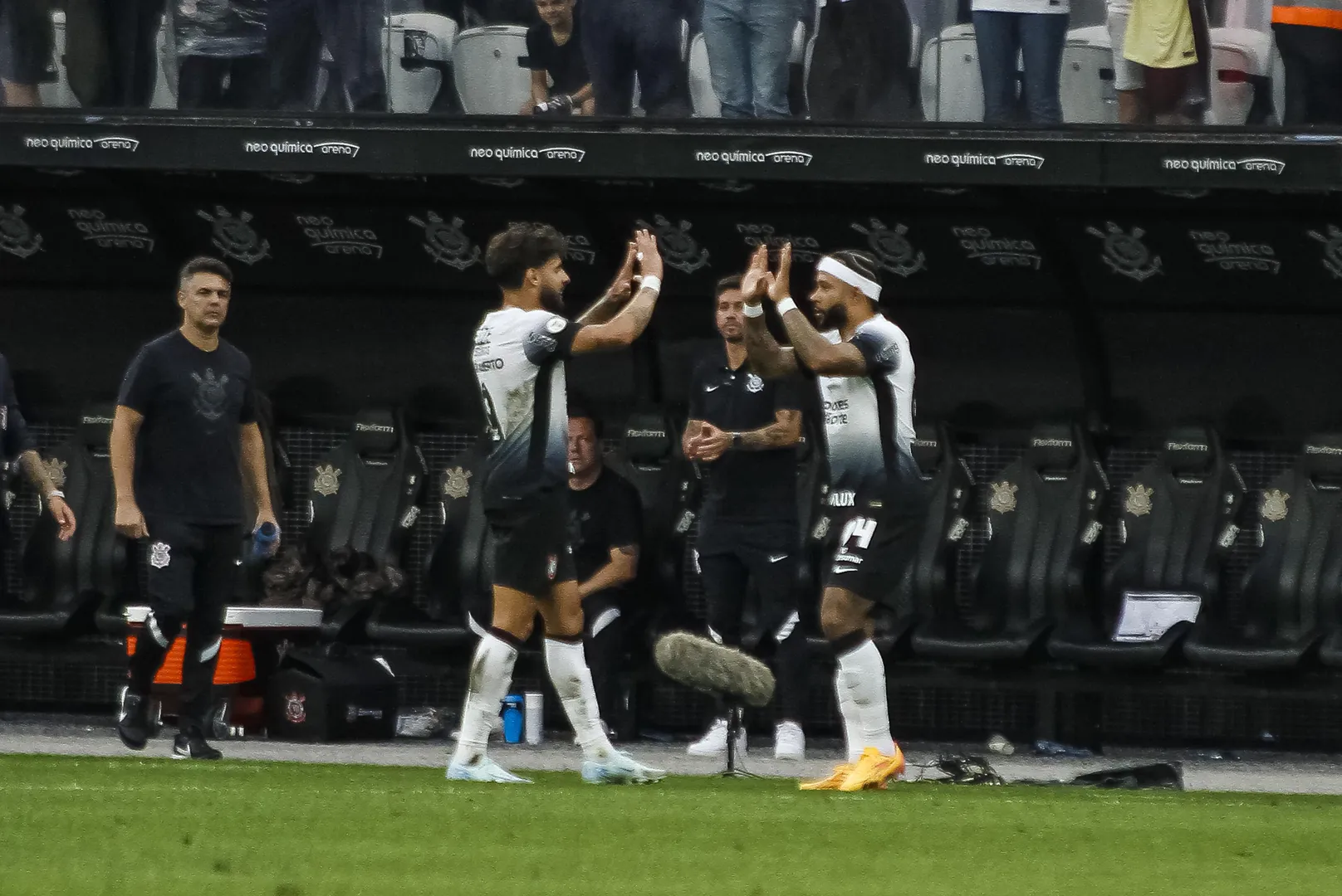 Yuri Alberto e Memphis Depay - Corinthians 3 x 0 Atl&eacute;tico-GO - Brasileir&atilde;o 2024