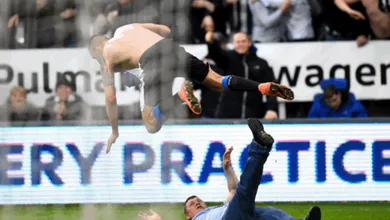 Ele invadiu o campo para comemorar o gol do Newcastle, escorregou no cl&iacute;max e foi banido