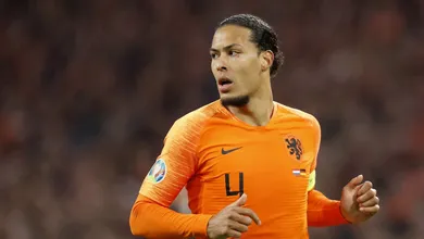 Van Dijk ganha carimbo de aprova&ccedil;&atilde;o de Beckenbauer: &ldquo;Exala pot&ecirc;ncia e confian&ccedil;a, n&atilde;o vejo defeitos nele&rdquo;