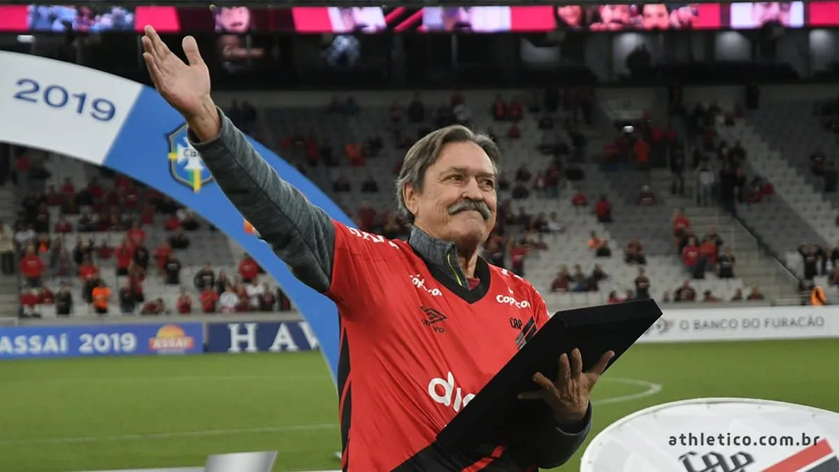 A Arena da Baixada usou bigodes e ofereceu um bel&iacute;ssimo parab&eacute;ns aos 75 anos de Sicupira