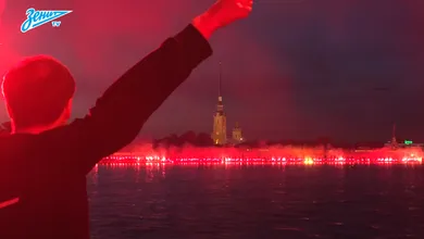 Torcida do Zenit acendeu o cais de S&atilde;o Petersburgo em festa espetacular pelo anivers&aacute;rio do clube