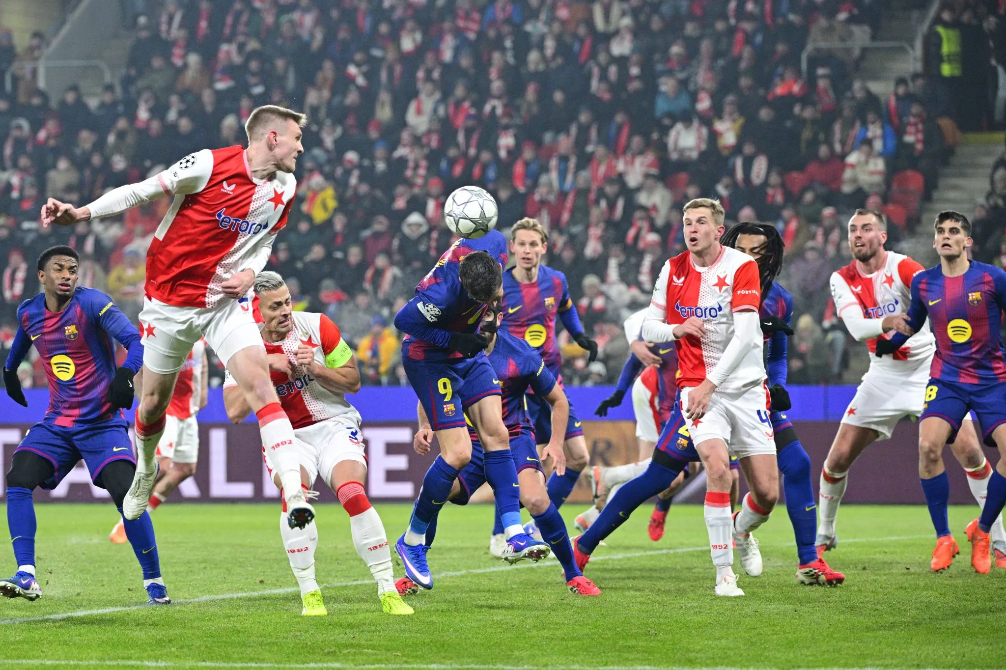 O gol contra de Lewandowski em jogo do Barcelona