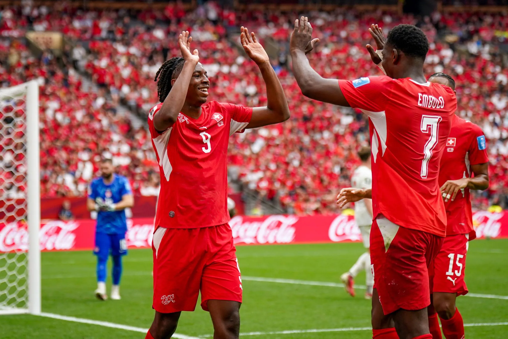 Manzambi e Embolo comemoram gol da Su&iacute;&ccedil;a contra o Canad&aacute;. Foto: IMAGO/ STEINSIEK.CH