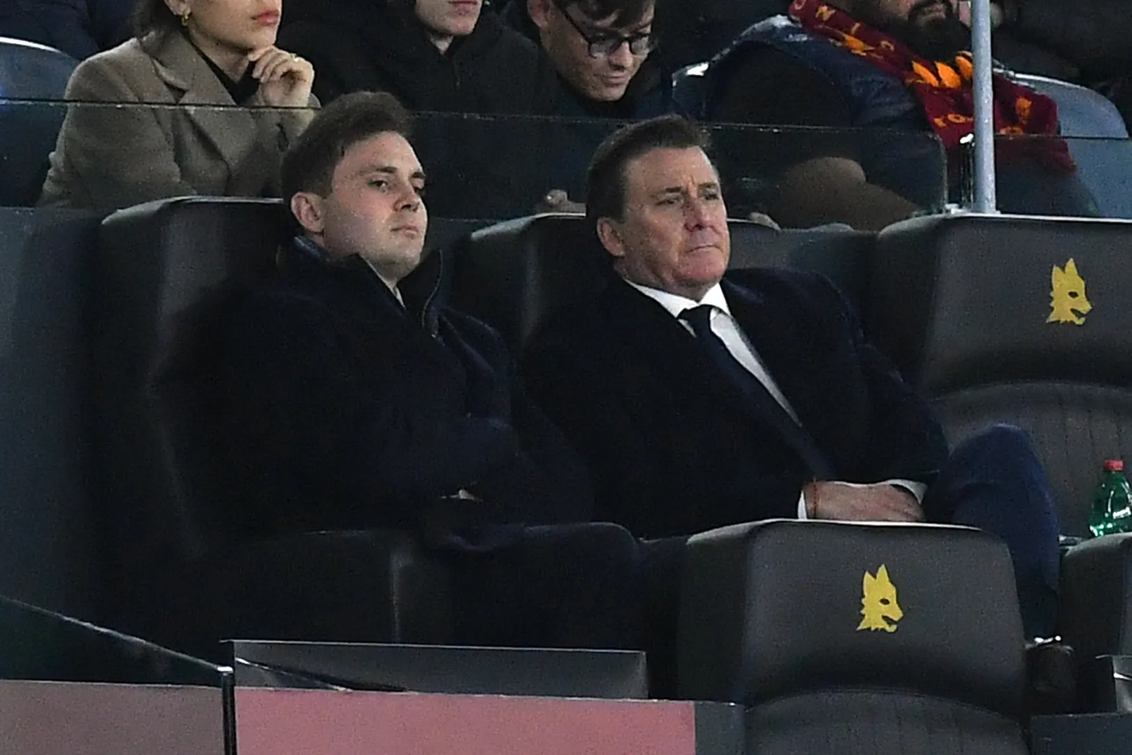 Thomas Dan Friedkin (&agrave; direita), presidente da Roma, e o filho Ryan Friedkin em partida do Campeonato Italiano