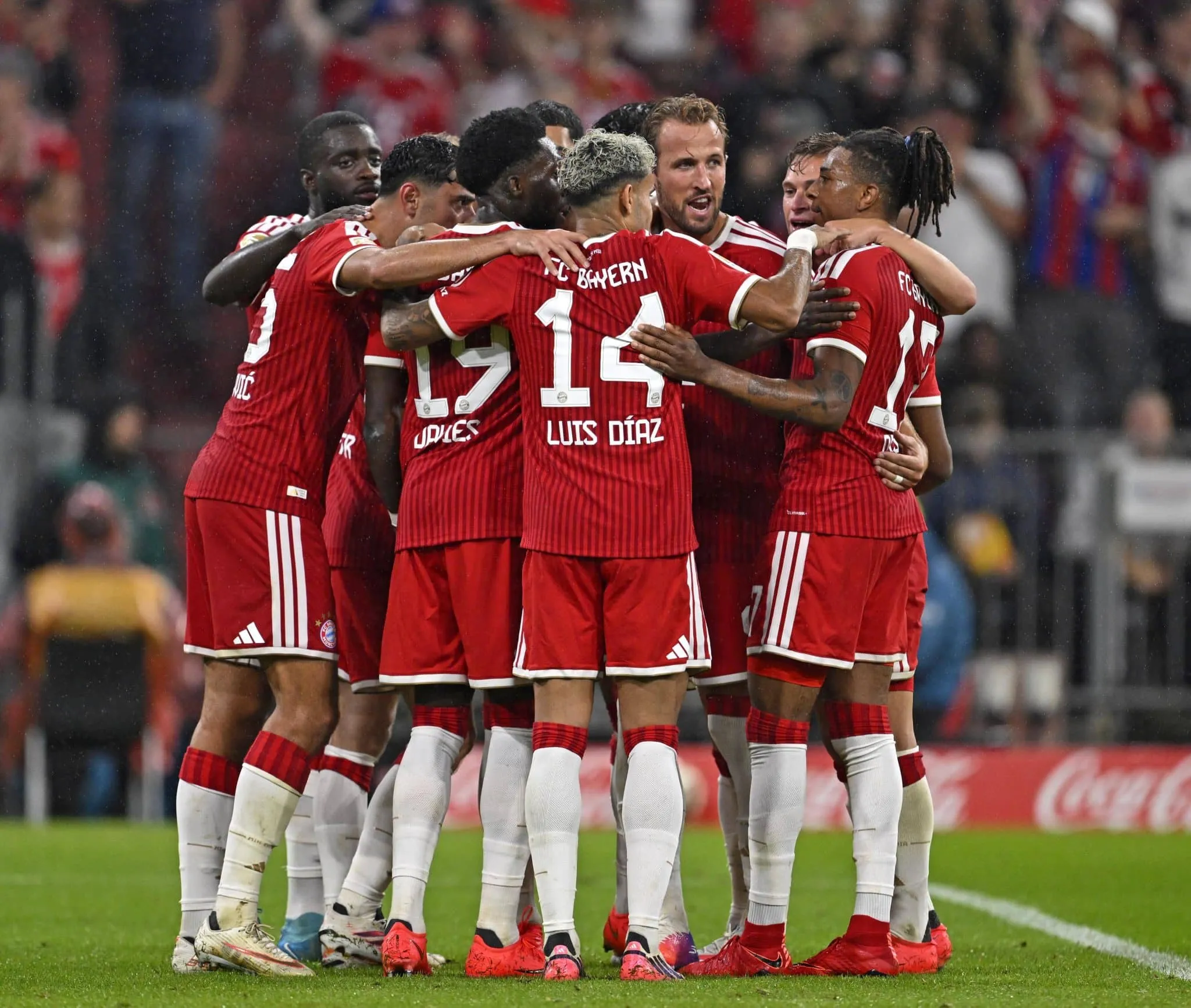 Jogadores do Bayern celebram gol diante do Stuttgart