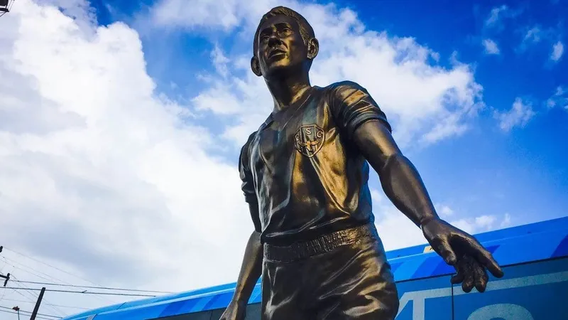 &Iacute;dolo do Paysandu, Quarentinha ganhou est&aacute;tua na Curuzu (Foto: Fernando Torrer/Paysandu)