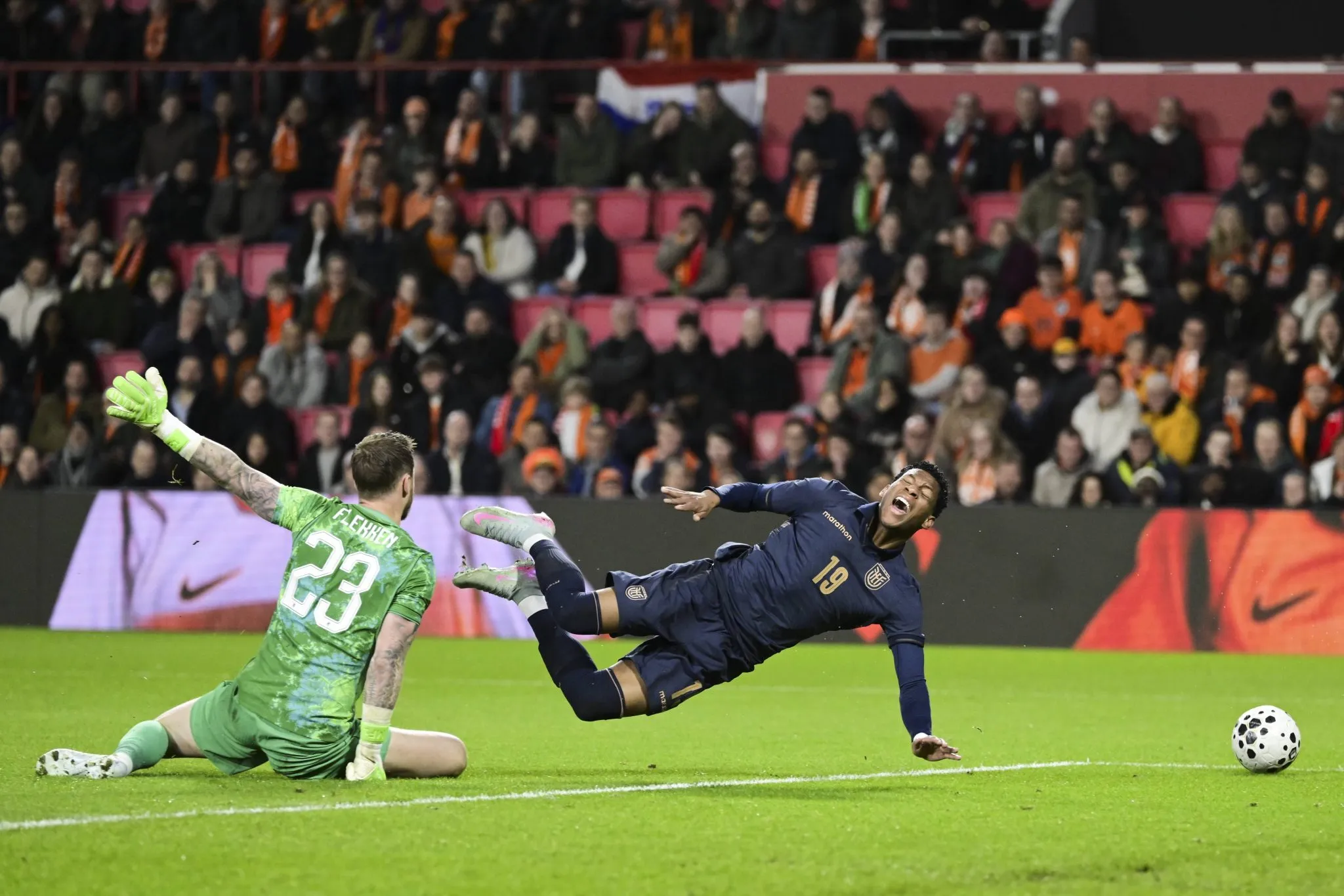 Plata &eacute; derrubado por Flekken (Foto: IMAGO / ANP)