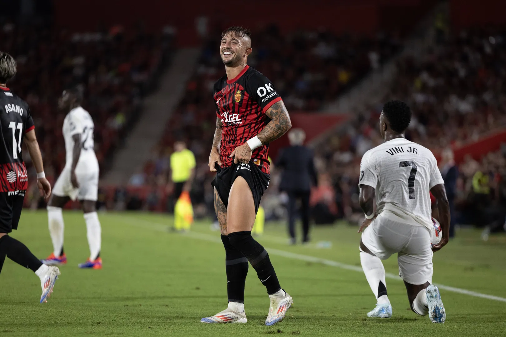 Foto: (Imago) - Pablo Maffeo e Vini Jr durante Mallorca x Real Madrid, pela 1&ordf; rodada de La Liga 2024/25