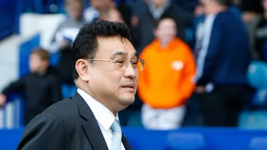 Dono do Sheffield Wednesday pediu que a torcida salve o clube &ndash; mas n&atilde;o o fez com educa&ccedil;&atilde;o
