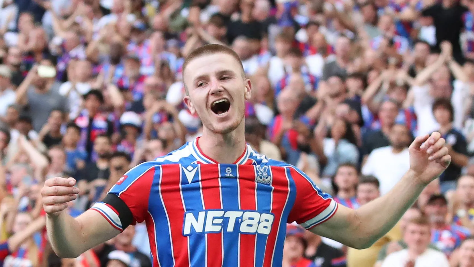 Wharton comemora gol do Crystal Palace
