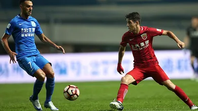 Oscar d&aacute; dois bicos na bola nos advers&aacute;rios e causa cenas lament&aacute;veis no Chines&atilde;o