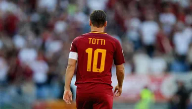 Totti diz que teve ofertas para continuar jogando, mas aceit&aacute;-las seria &ldquo;contrariar o que pensei por 24 anos&rdquo;