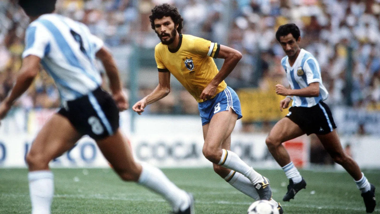 No dia em que S&oacute;crates faria 64 anos, dez minutos da eleg&acirc;ncia do Doutor em campo