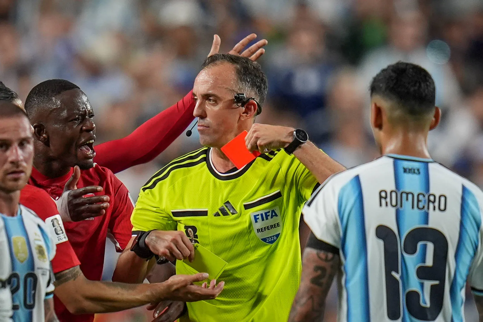 Breel Embolo &eacute; expulso em Su&iacute;&ccedil;a x Argentina na Copa do Mundo