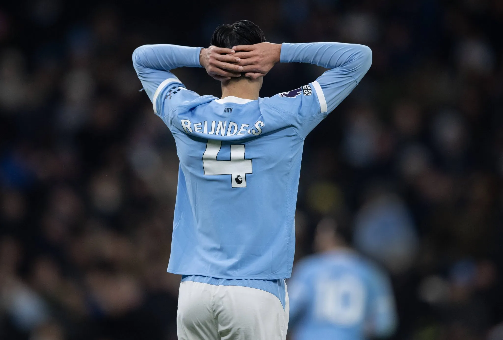 Reijnders leva as m&atilde;os &agrave; cabe&ccedil;a durante jogo do City