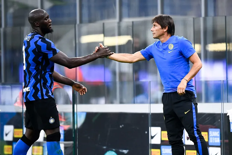 Lukaku cumprimenta Conte quando estavam na Internazionale