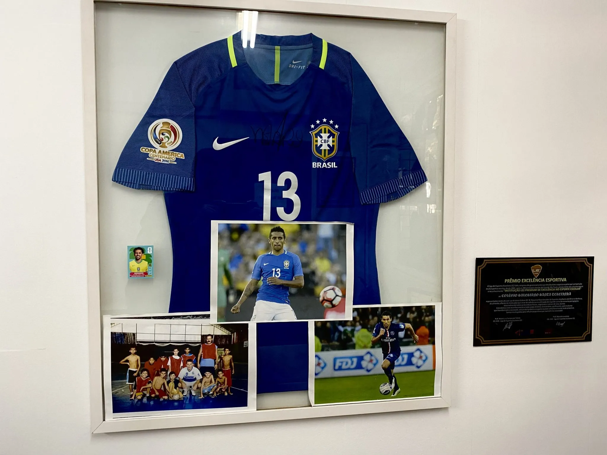 Marquinhos presenteou sua antiga escola com uma camisa da sele&ccedil;&atilde;o brasileira