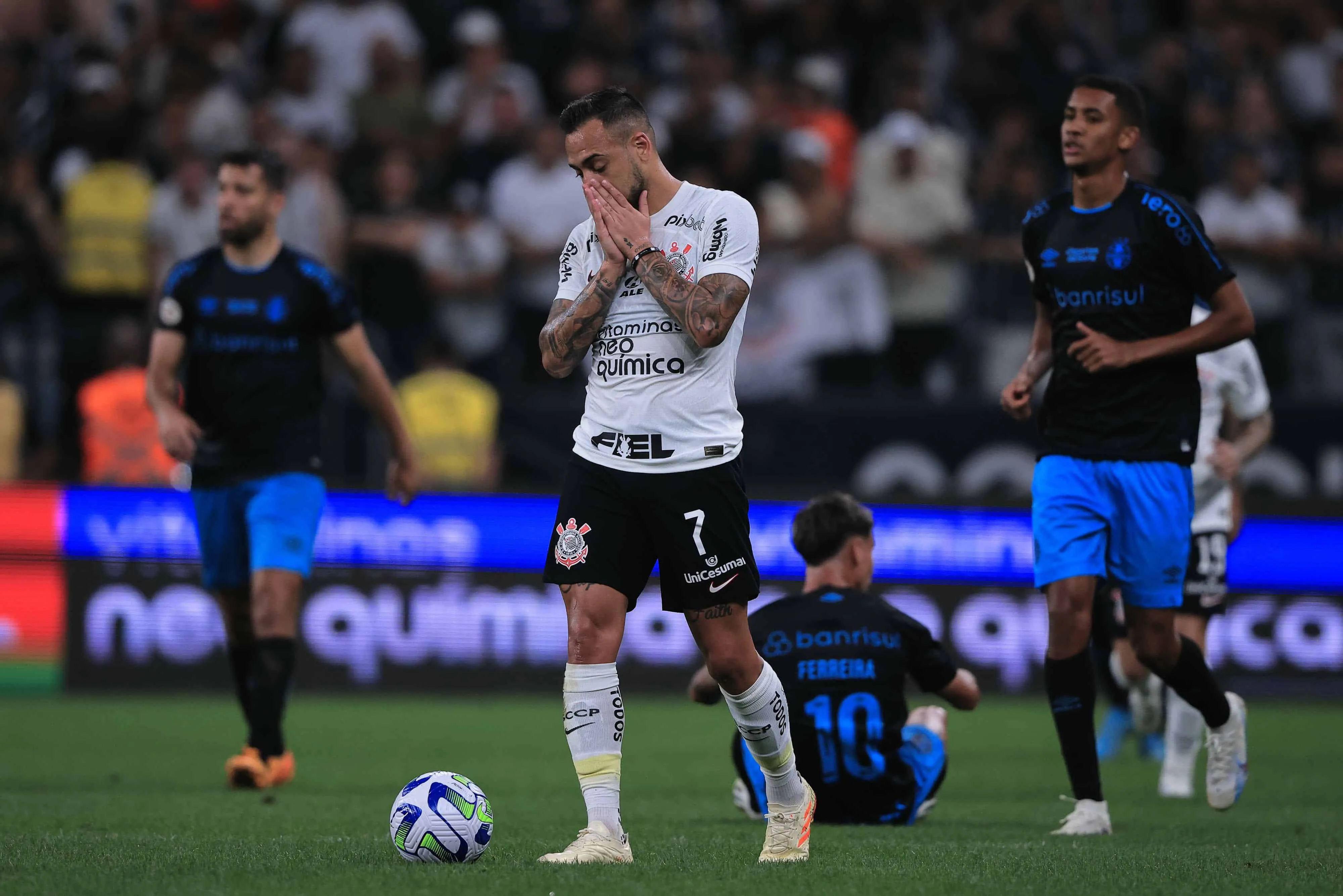 Negacionismo do Corinthians no Campeonato Brasileiro parece ter terminado depois de empate ca&oacute;tico com o Gr&ecirc;mio