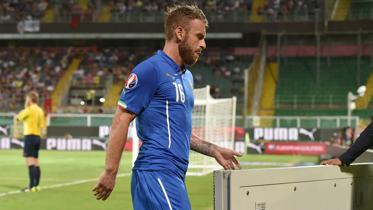 Tamb&eacute;m um campe&atilde;o: De Rossi deixou sua medalha da Copa-06 no caix&atilde;o do roupeiro da Azzurra