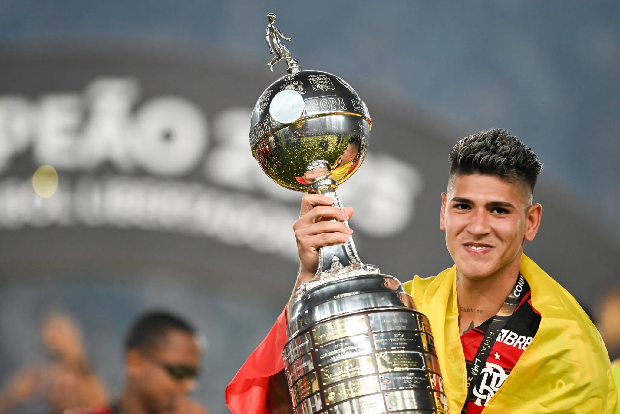 Carrascal envolto na bandeira da Col&ocirc;mbia ergue a ta&ccedil;a da Libertadores 2025, conquistada pelo Flamengo