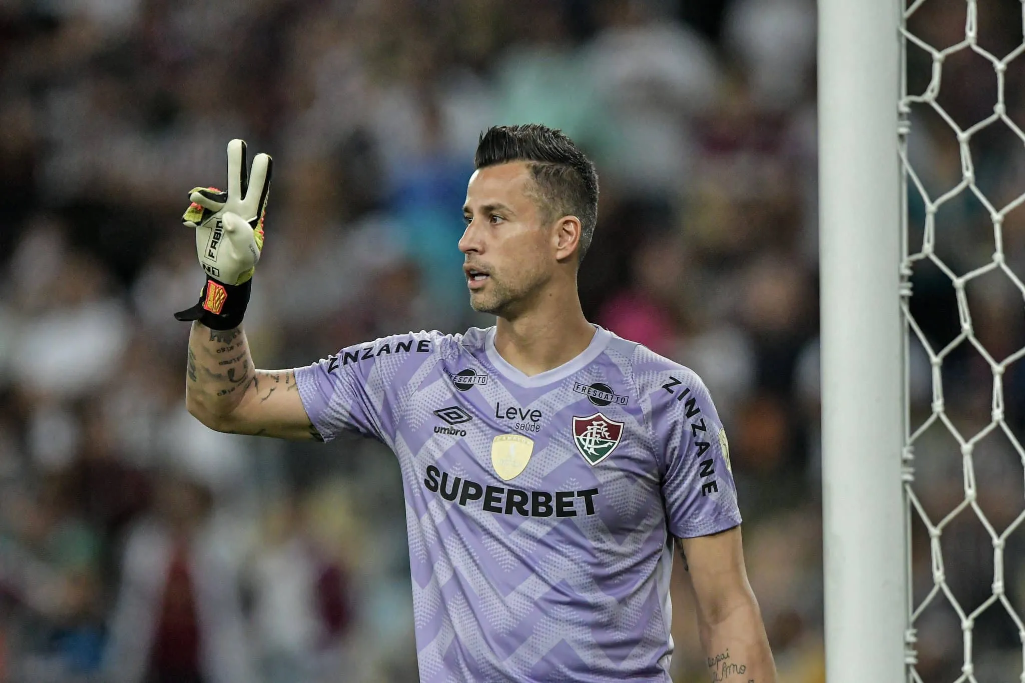 F&aacute;bio sente mal-estar e n&atilde;o viaja com o Fluminense, mas ainda pode jogar