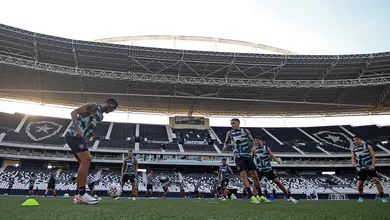Ainda com t&eacute;cnico interino, Botafogo tenta manter vivo o sonho da fase de grupos da Libertadores