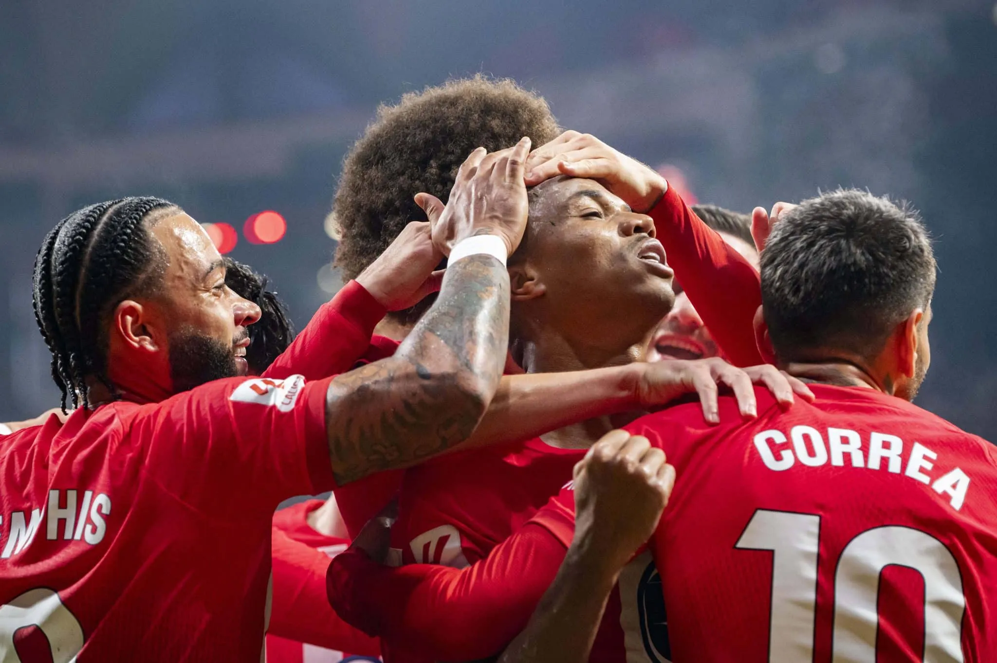 Atl&eacute;tico de Madrid joga mal, mas conta com outro gol de Depay para vencer o Rayo