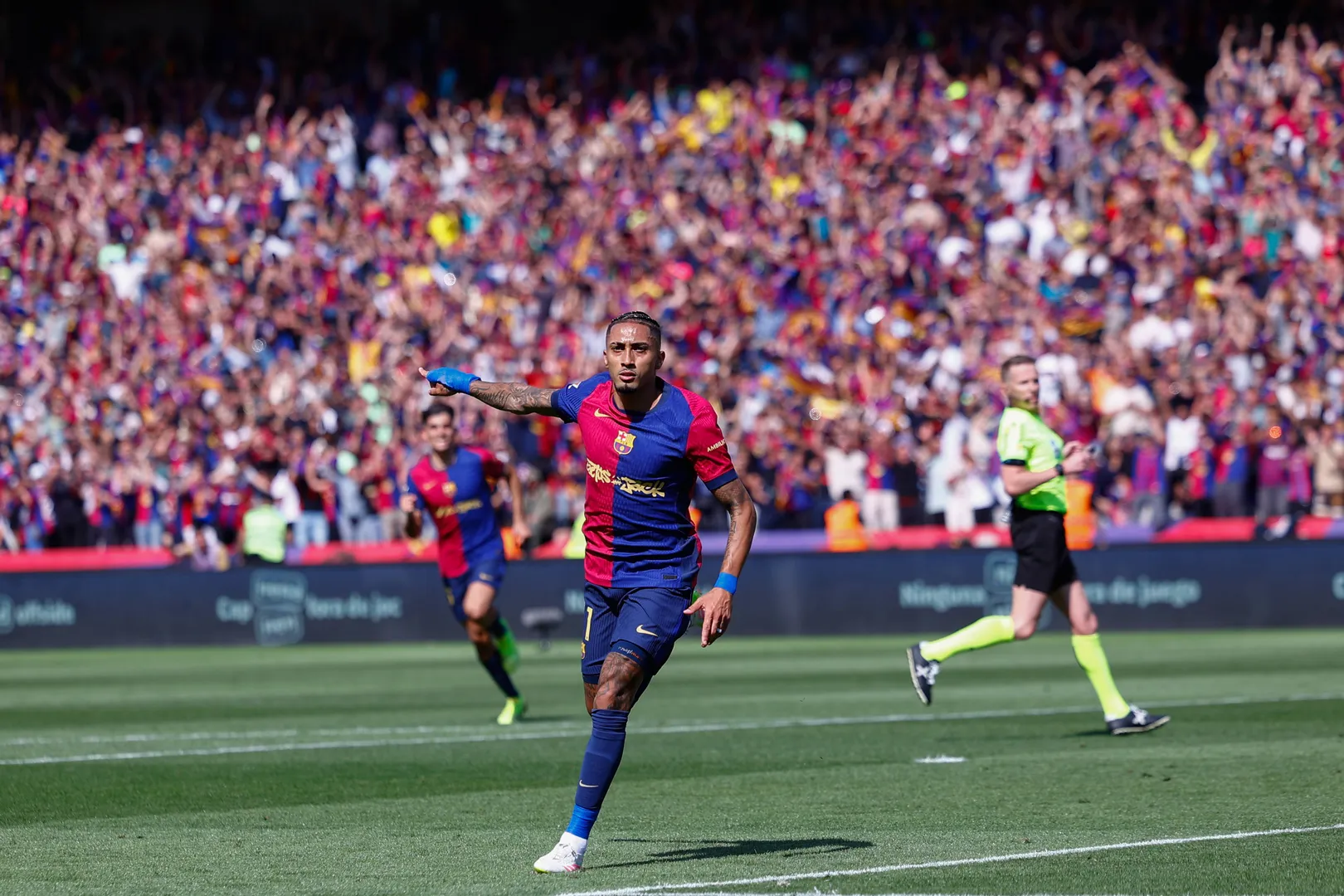 Raphinha celebra gol do Barcelona