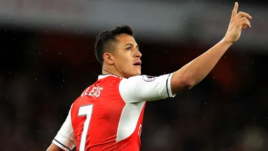 S&aacute;nchez chega a 28 gols na temporada e deixa Arsenal a um ponto do Liverpool