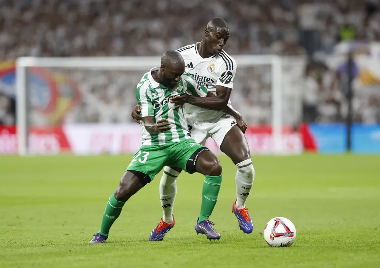 Mendy foi titular do Real Madrid contra o Betis neste &uacute;ltimo domingo (01), pela 4&ordf; rodada de La Liga. Foto: Icon Sport
