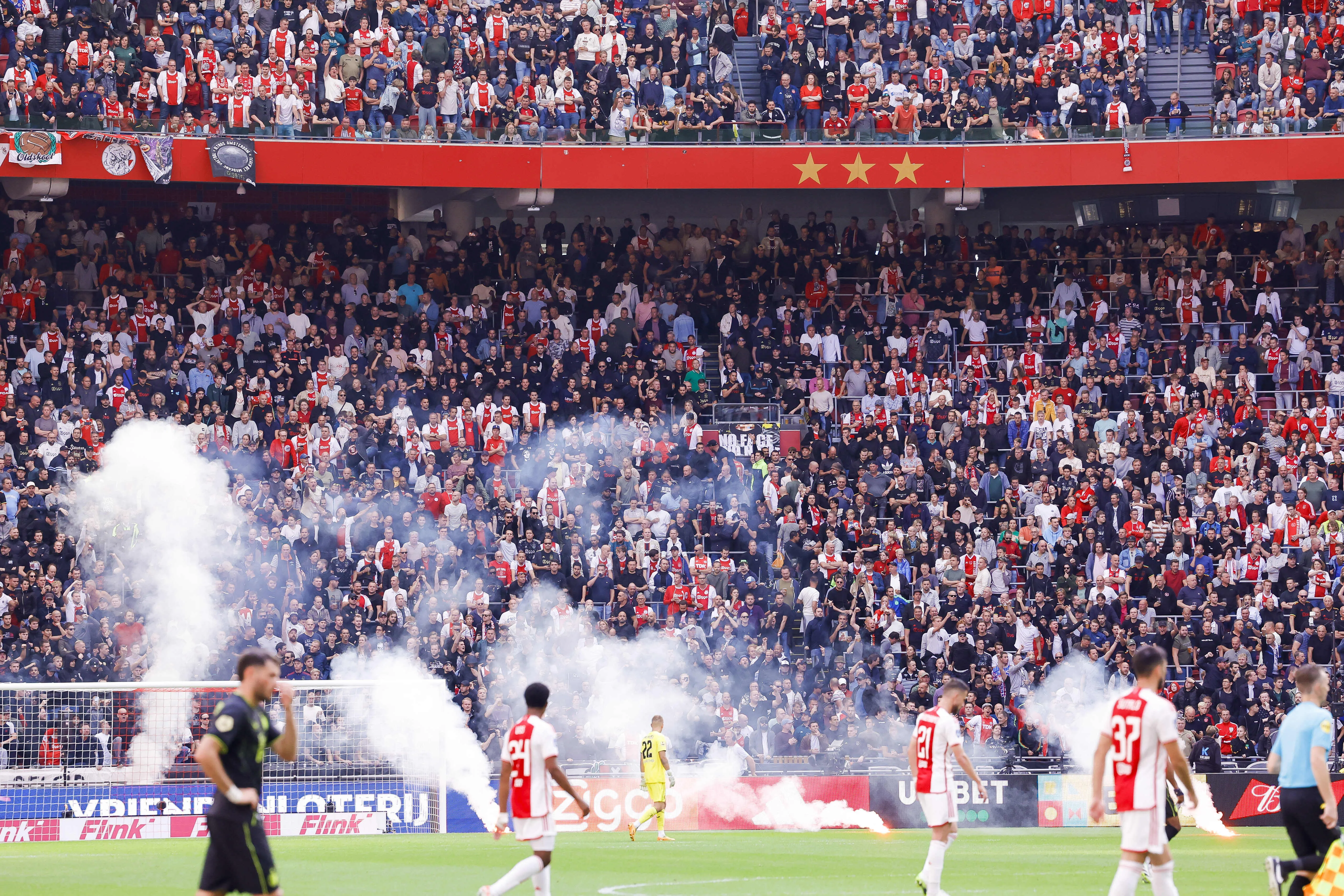 Afundado na crise, Ajax &eacute; atropelado pelo Feyenoord e cl&aacute;ssico &eacute; suspenso por sinalizadores no gramado