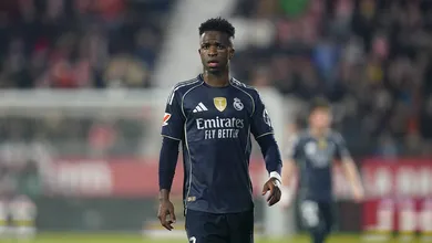 Adeus, lideran&ccedil;a: Vinicius Jr. tenta, mas Real Madrid repete padr&atilde;o e trope&ccedil;a de novo